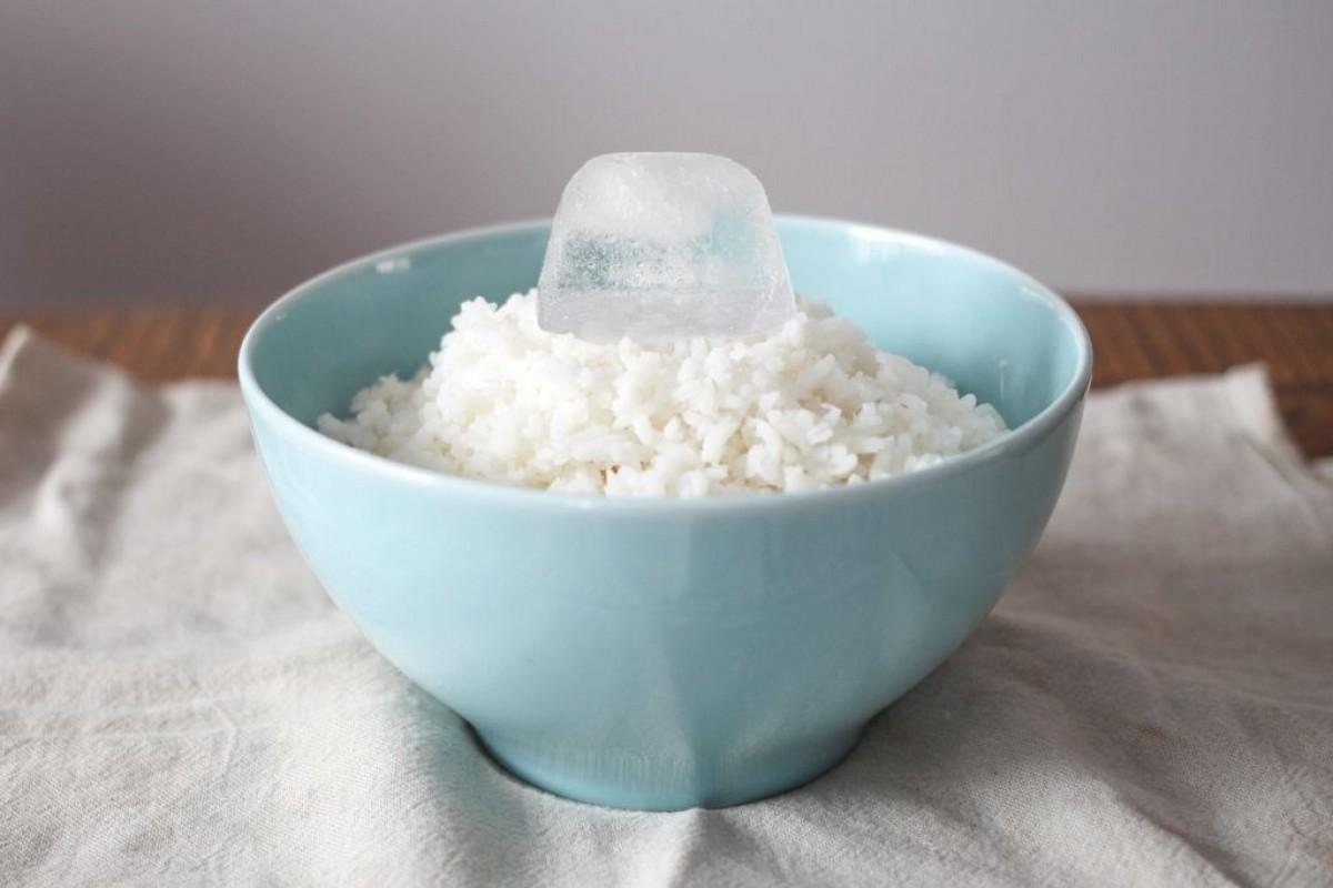 ترفند گذاشتن یخ روی برنج | روی برنج یک تکه یخ بگذارید و معجزه را ببینید+ویدئو