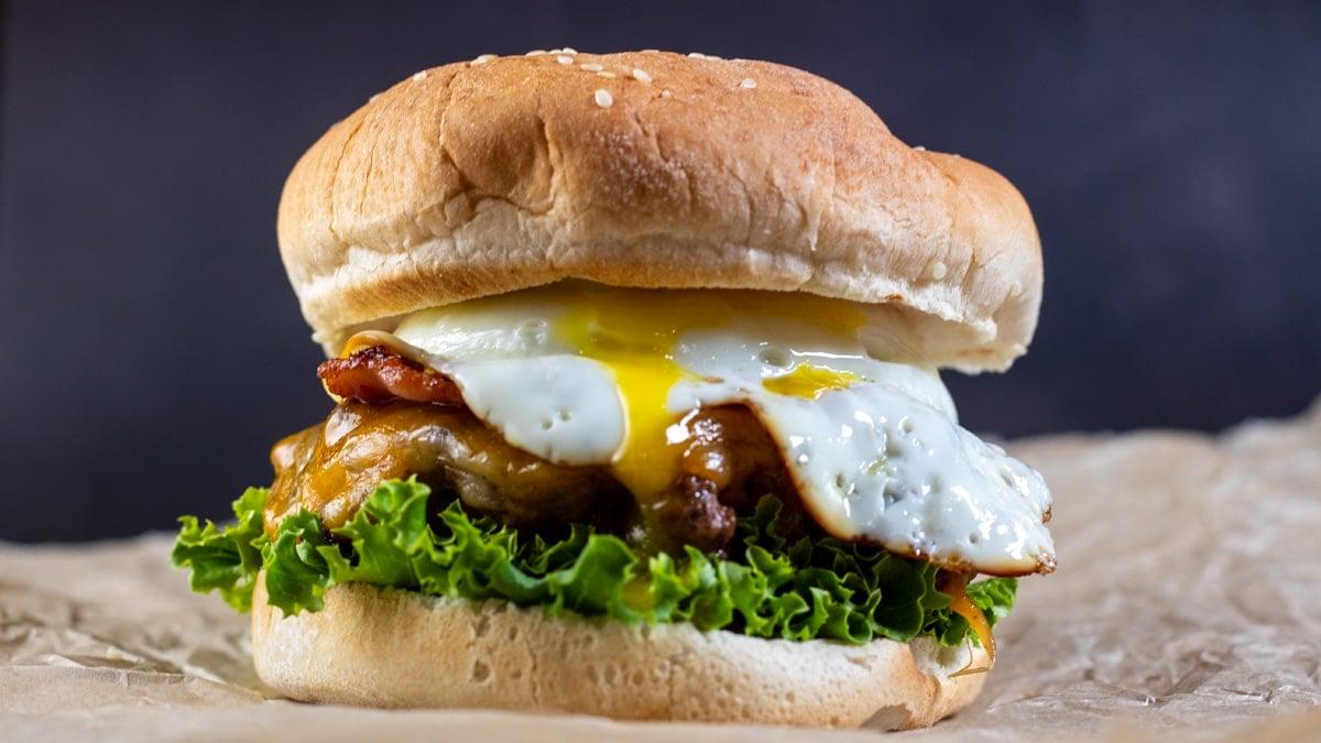 ترفند درست کردن تخم‌مرغ برگر | از این ساندویچ جذاب و خوشمزه رد نشو+ویدئو