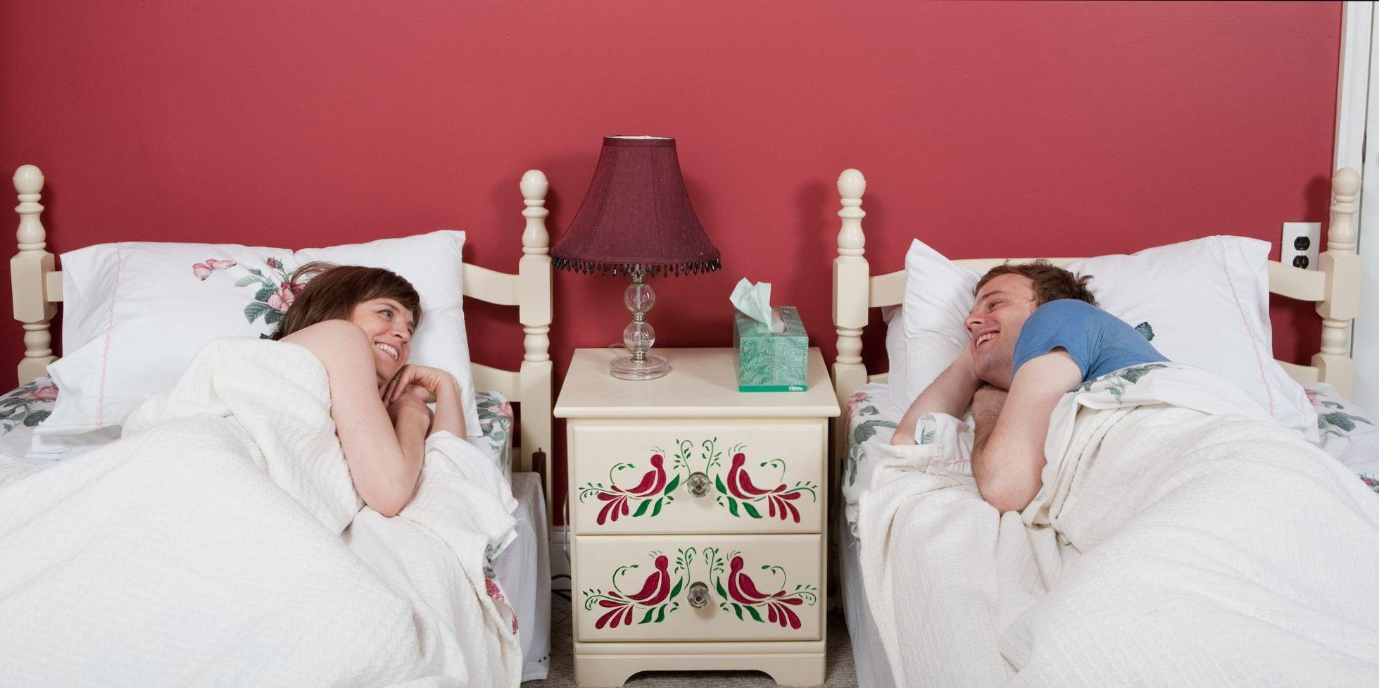 شبها کنار همسرتان نخوابید! | با دلایل علمی ثابت می‌کنیم که تنها خوابیدن مفیدتر است!