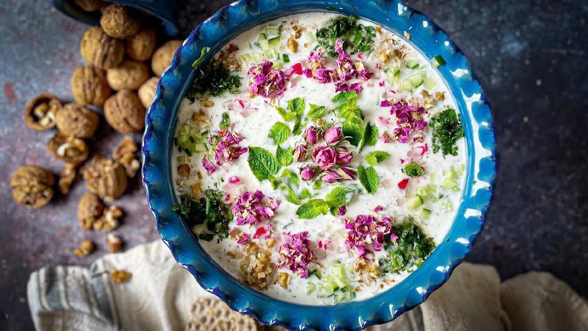 طرز تهیه آب دوغ خیار ساده | برای وقت هایی که نمی‌دونی غذا چی درست کنی عالیه!