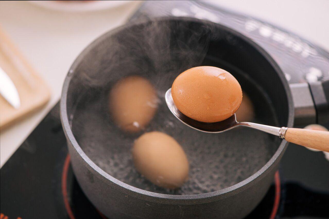 ترفند آب‌پز کردن تخم‌مرغ بدون شکستگی | همه‌ی عمر تخم‌مرغ رو با روش اشتباهی آب‌پز کردیم+ویدئو