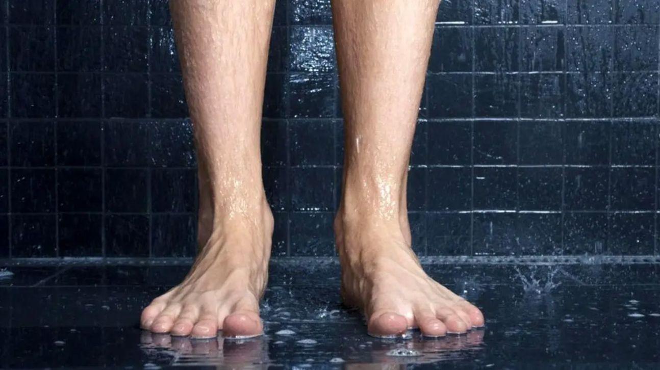 هرگز در حمام ادرار نکنید! | خطرات جدی ادرار کردن زیر دوش حمام را تا امروز نمی‌دانستید