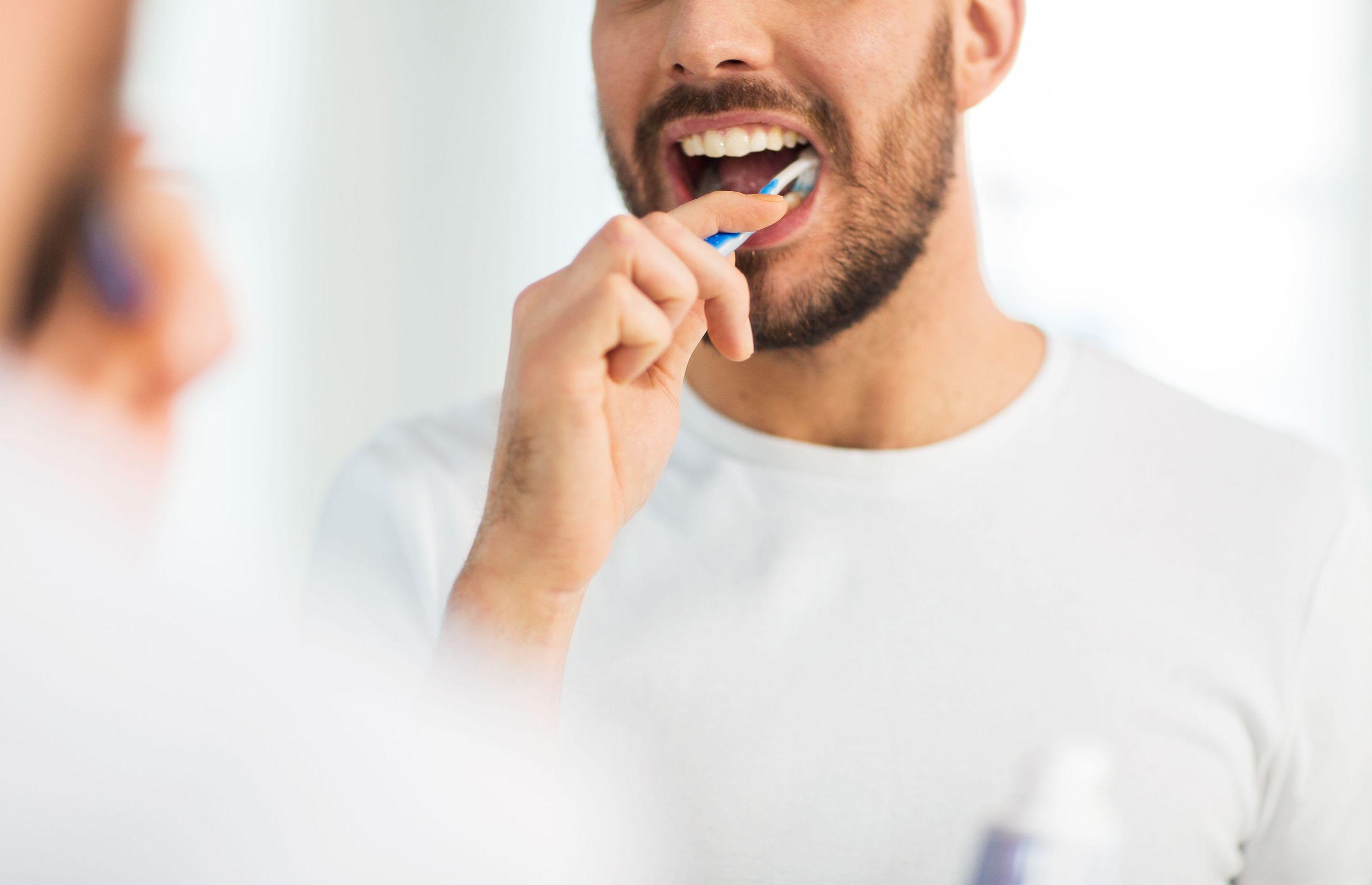 ترفند صحیح مسواک زدن و مراقبت از دندان | دهانشویه: مایع جادویی یا ترفندی برای پول درآوردن؟