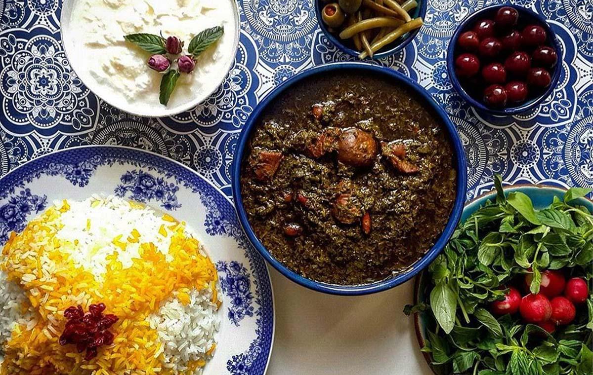 ترفند تهیه یک قرمه سبزی متفاوت | بیا بهت طرز تهیه یه قرمه سبزی لعابدار به سبک روستایی رو یاد بدم! +ویدئو