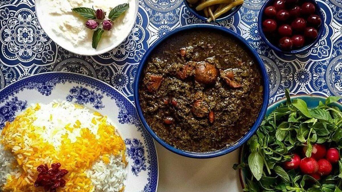 ترفند تهیه خورش قورمه سبزی تهرانی | بیا تا تمام فوت و فن تهیه یک قورمه سبزی متفاوت رو بهت بگم!