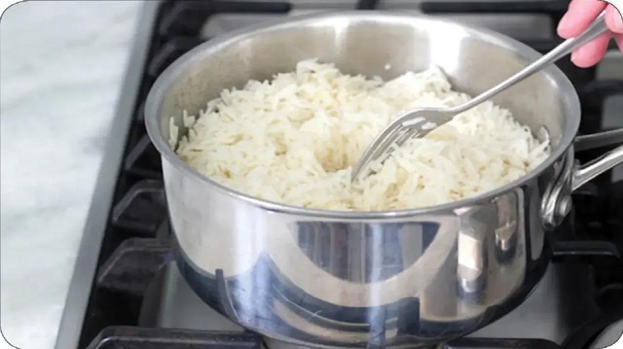 به برنج میخک و گل‌محمدی اضافه کن و معجزه رو ببین! | همه‌ی عمر از این روش دم کردن برنج غافل بودی+ویدئو