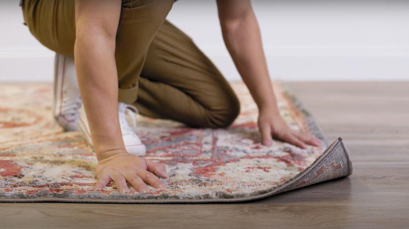 ترفند صاف کردن گوشه فرش و موکت | با این ترفند یک شبه مشکلت حل می‌شه! +ویدئو