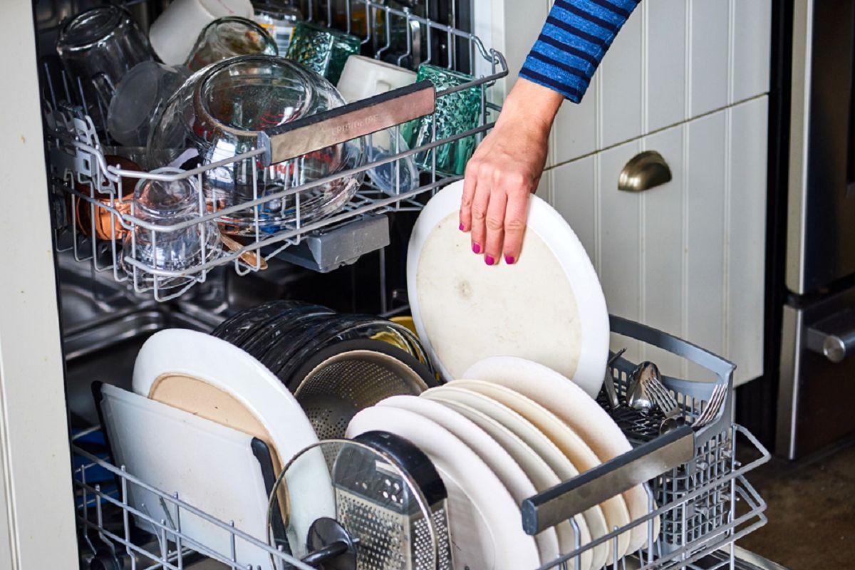 ترفند لکه و کدر نشدن ظروف در ماشین ظرفشویی | ظرف‌ها رو مثل روز اول براق و درخشان کن! +ویدئو